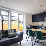 Spacious 3 Bed 3 Bath Aldgate Apartment