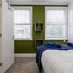 Spacious 3 Bed 3 Bath Aldgate Apartment
