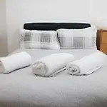 Large Studio Garden Flat On Golders Green Road