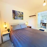 Hotel Boutique Style Studio With Kitchen, Huge Shower, King Bed