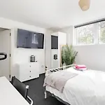 Lockable Ensuite Room In Modern Space With Shared Kitchen Fast Wifi