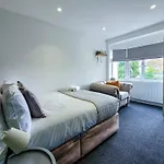 4 Bed 2 Bath Spacious House With 2 Driveway Parking In Ilford London