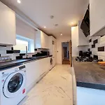 4 Bed 2 Bath Spacious House With 2 Driveway Parking In Ilford London