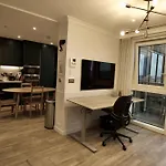 Luxury Surrey Quays Apartment