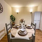Oasis Split Level Flat In Zone 1