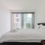 Chic 2Bd Flat With Private Balcony In Battersea