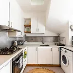 Kensal Green\'S Cosy Three Bedroom Retreat