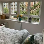Studi5 Cozy Urban Studio With Modern Amenities In Prime Location