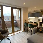 London Luxe: Stylish Studio