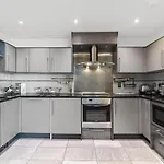 Luxury 2 Bed Apartment Close To Central London