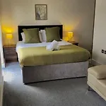 Spacious 3-Bed 3-Bath Luxury Apartment With Balcony Hyde Park