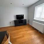 2-Bedroom Flat Walking Distance To Excel London - Perfect Location!