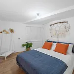 Bright And Spacious 2 Bedroom Flat With Ensuite Bathrooms In London Se5