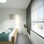 Two Bedroom Apartment By Livestay Short Lets & Serviced Accommodation London, Clapham
