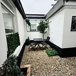 Stunning Recently Refurbished Studio With A Private Courtyard To Enjoy!