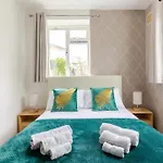 Spacious Two Bedroom Apartment In Battersea, Free Parking