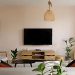 Entire Home - Classic Chelsea Town House Maisonette