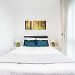 Contemporary 2 Bedroom Flat In Canary Wharf