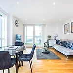 Contemporary 2 Bedroom Flat In Canary Wharf