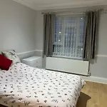 Bright 2 Bedroom Flat Close To City Centre