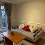 Bright 2 Bedroom Flat Close To City Centre
