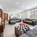 London Chic Apartment - City Center Gem