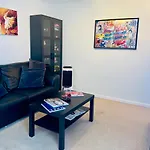 Charming And Spacious 1-Bedroom Flat In Hampstead