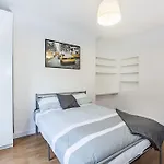 Stylish 3-Bed Apartment In Clerkenwell Within Walking Distance To Tube Stations
