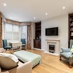 Elegant Two Bedroom Flat In Redcliffe Gardens