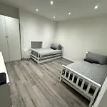 Great 3 Bedrooms Flat In Clapham