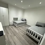 Great 3 Bedrooms Flat In Clapham