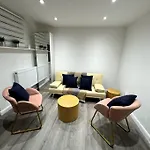 Great 3 Bedrooms Flat In Clapham