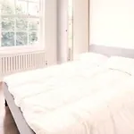 Lovely Bright Apartment By Kensington