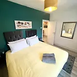 2 Bedroom Flat With Balcony In White City, Hammersmith