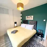 2 Bedroom Flat With Balcony In White City, Hammersmith