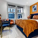 Palatial Style House Secs To Lovely River Walk