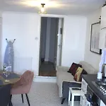 Two Bedroom Flat Near Transport & Shops
