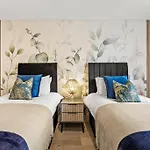 Stunning 2 Bed Flat In London - Sleeps 8 -Balcony