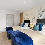 Stunning 2 Bed Flat In London - Sleeps 8 -Balcony