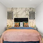 Stunning 2 Bed Flat In London - Sleeps 8 -Balcony