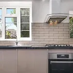 Limehouse En-Suite With Garden View
