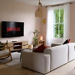 Entire Home - Classic Chelsea Town House Maisonette