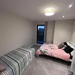 3Br-3Bath-Central London-Parking-Petsok-Fireplace