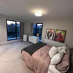 3Br-3Bath-Central London-Parking-Petsok-Fireplace