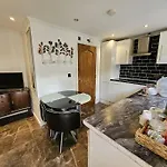 Spacious Guest Suite - Harrow
