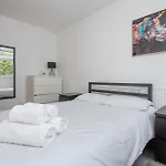 Entire 3 Bedroom Luxury Apartment In London With Private Balcony