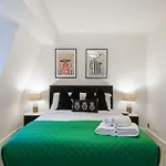 Spacious 3-Bed Split Level Flat On Portobello Road