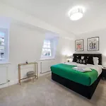 Spacious 3-Bed Split Level Flat On Portobello Road