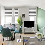 Last-Minute Grab ! Limited Time L Exclusive Deal On 2 Bedroom, High Spec Luxury Flat By Finesse Stays Short Lets & Serviced Accommodation London With Free Wifi
