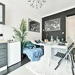 Steps From Stadium With Parking & Fantastic Transport Links!